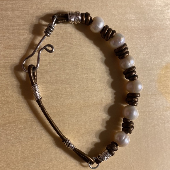 Pearl and med brown leather bracelet - Handmade - Picture 2 of 3